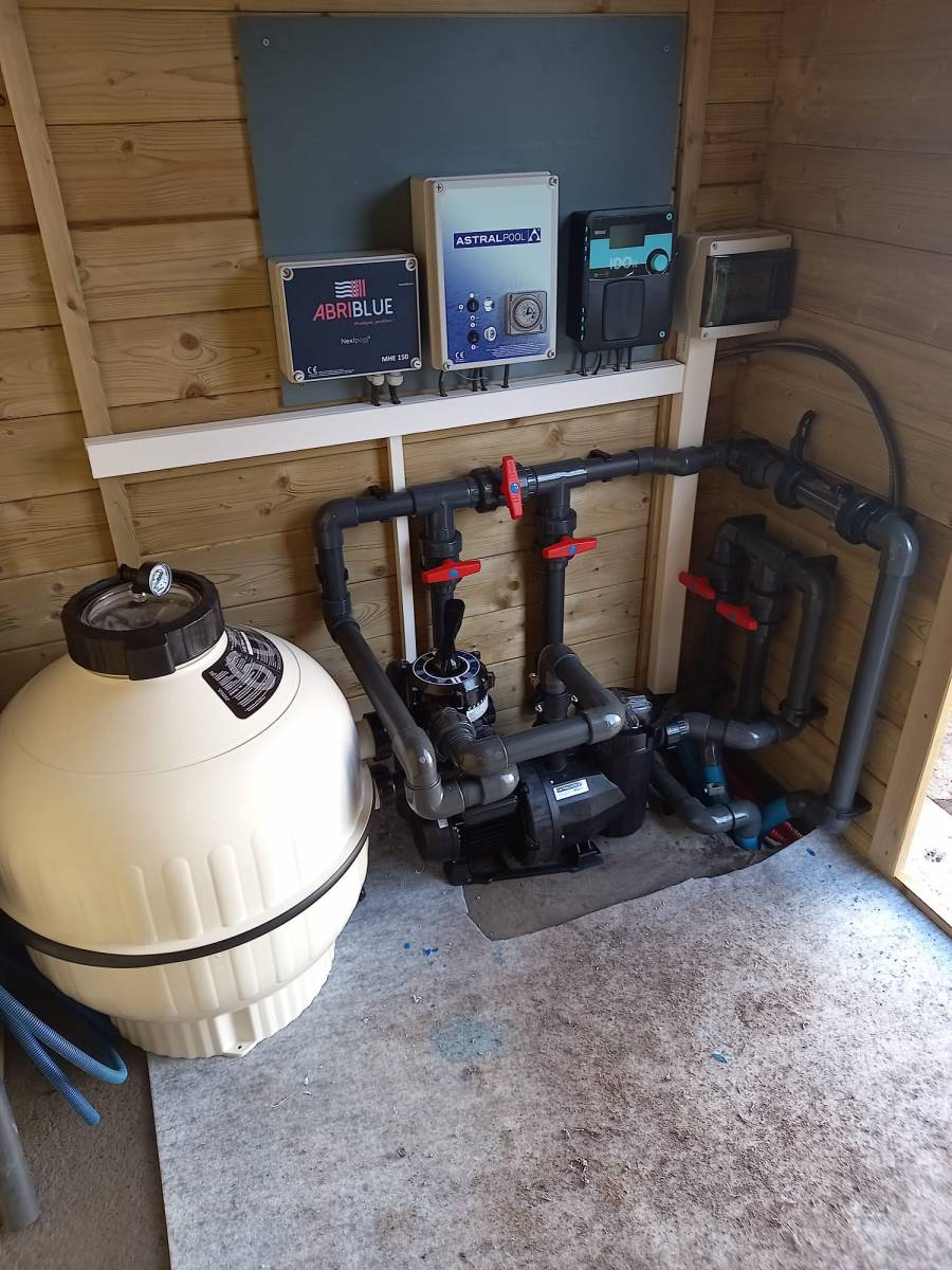 Installation d’un appareil au sel by DE MELO PISCINES à Saint Jean d’Illac – pour une eau douce et sans effort